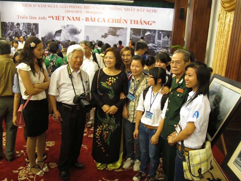 Triển lãm ảnh “Việt Nam – Bài ca chiến thắng” và giao lưu với các nhân chứng lịch sử năm 2012